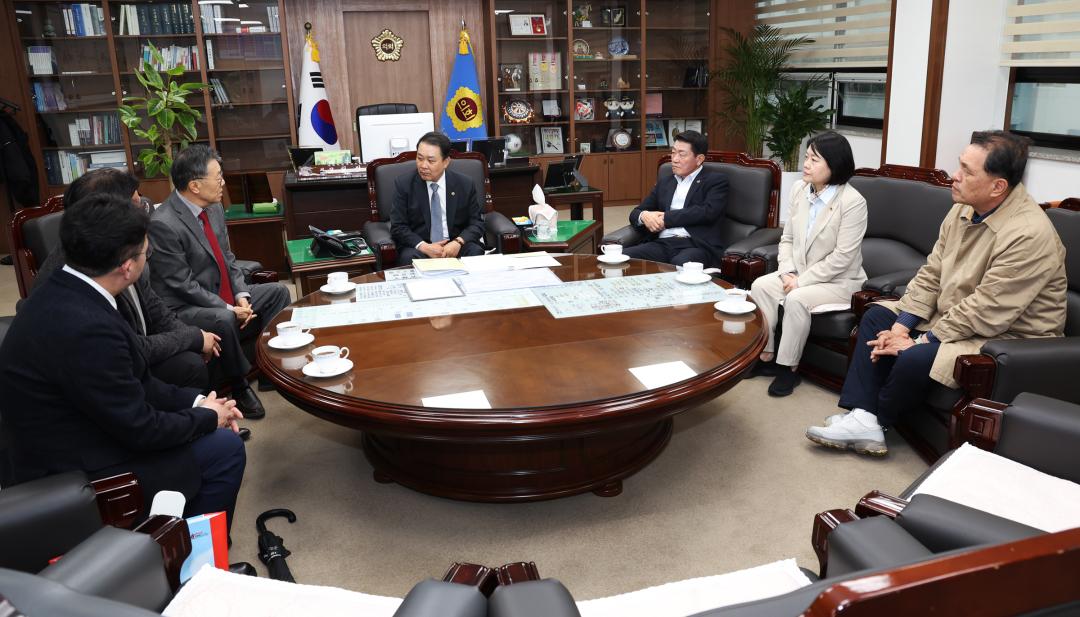 '영남권 산불 피해 지원 성금 기탁식' 게시글의 사진(9) '2025-04-14 영남권 산불 피해 지원 성금 기탁식 (9).jpg'