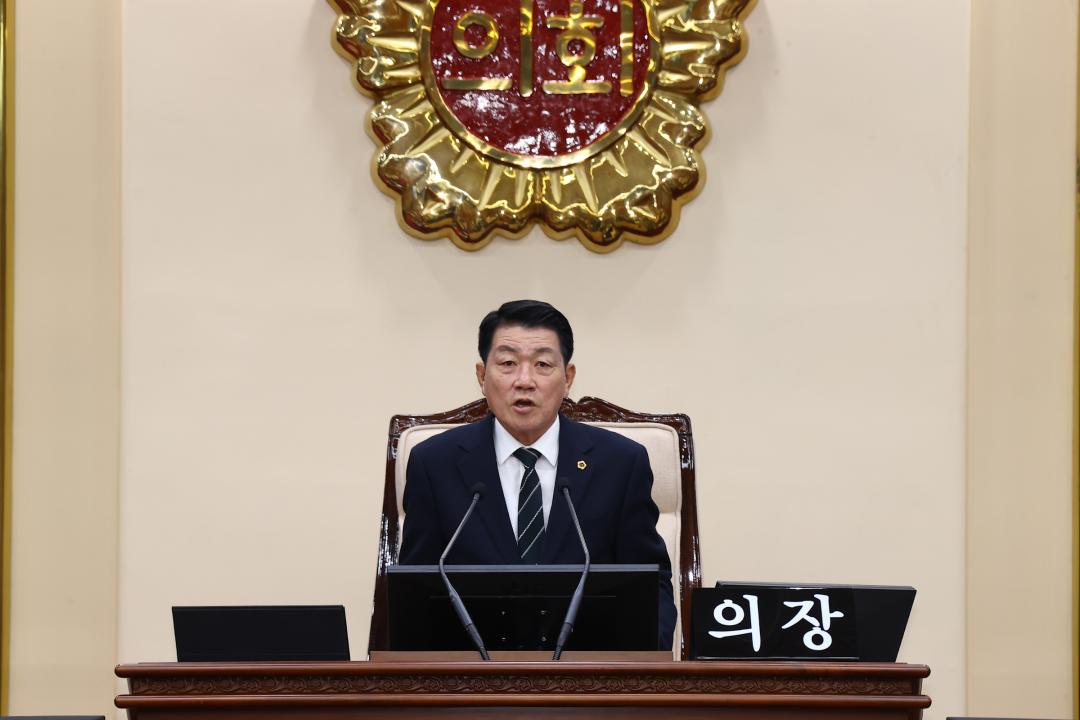 '제344회 제2차 본회의(2026년도 제1회 도정 및 교육행정에 관한 질문)' 게시글의 사진(7) '2026-04-02 제344회 제2차본회의(2026년도 제1회 도정 및 교육행정에 관한 질문) (7) 회의진행 김용복 부의장.jpg'