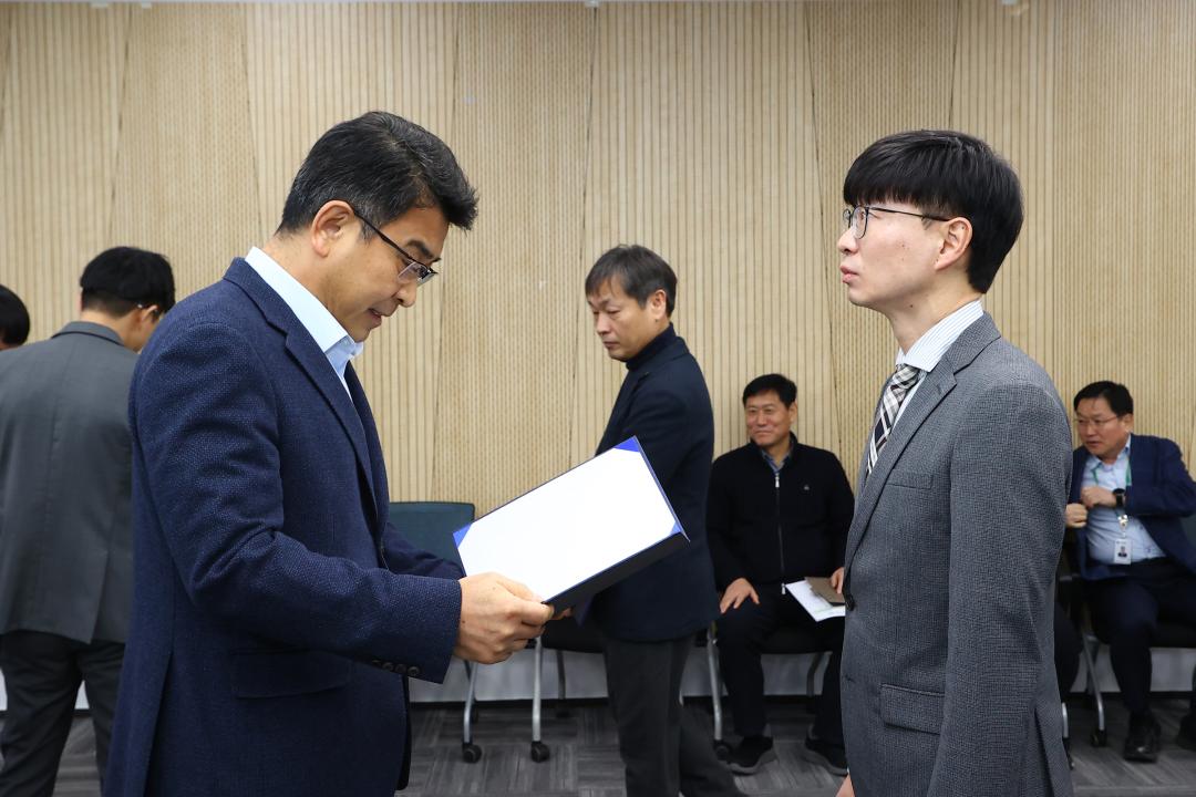 '2026년 강원특별자치도의회 인사발령 임용장 전달식' 게시글의 사진(14) '2026-01-12 2026년 강원특별자치도의회 인사발령 임용장 전달식 (14).jpg'