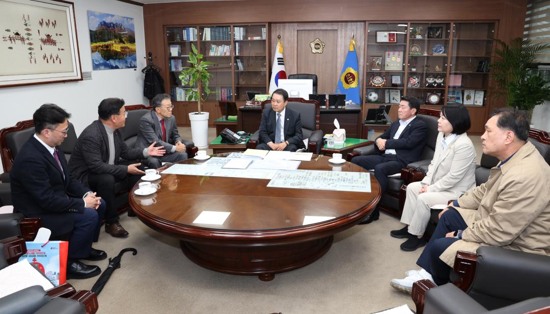 '영남권 산불 피해 지원 성금 기탁식' 게시글의 사진(8) '2025-04-14 영남권 산불 피해 지원 성금 기탁식 (8).jpg'