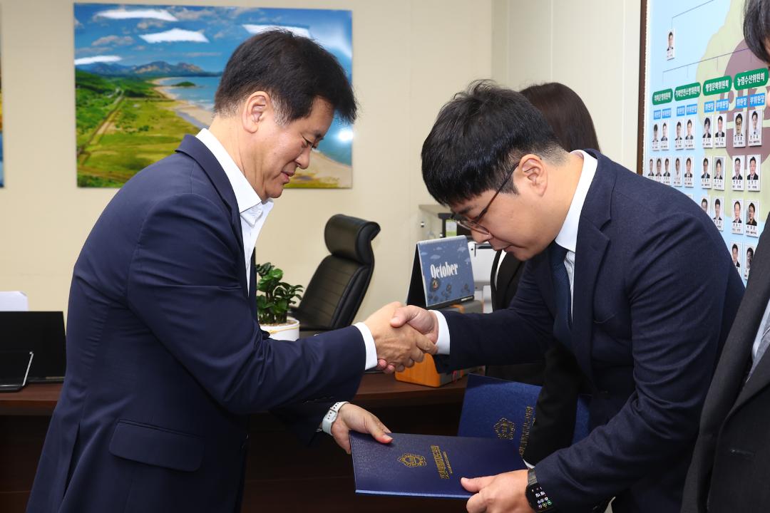 '강원특별자치도의회 신규 공무원 임용장 전달식' 게시글의 사진(6) '2026-10-01 임용장 수여식 (5).jpg'
