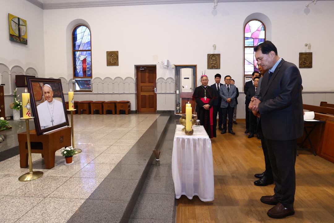 '제266대 프란치스코 교황 선종을 애도하기 위한 강원특별자치도의회 조문단 분향소 방문' 게시글의 사진(14) '2025-04-23 제266대 프란치스코 교황 선종을 애도하기 위한 강원특별자치도의회 조문단 분향소 방문 (13).jpg'