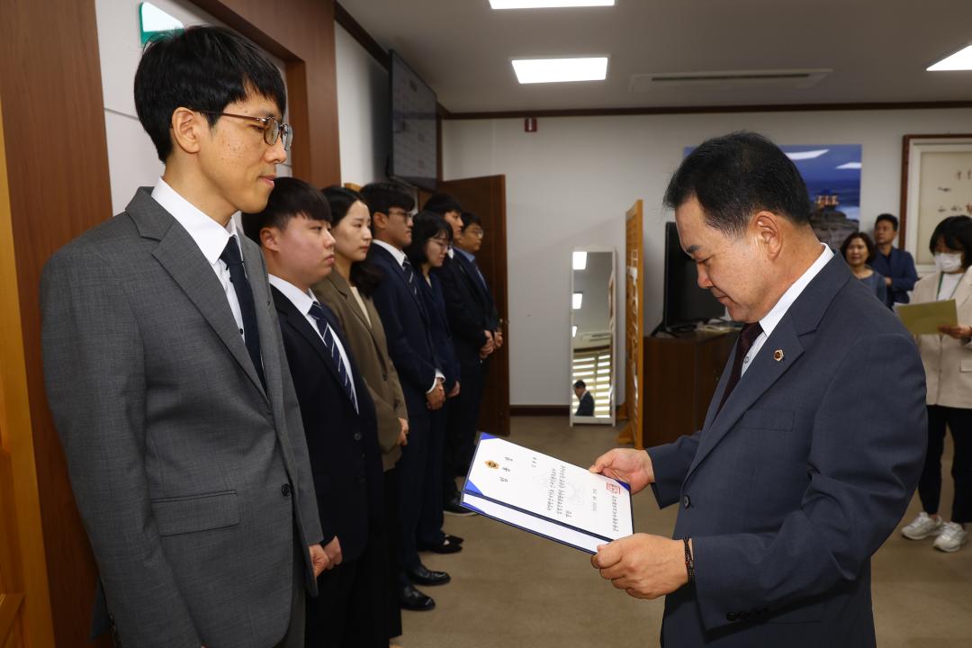 '강원특별자치도의회 신규 임용장 수여식' 게시글의 사진(4) '2025-09-29 임용장 수여식 (4).jpg'