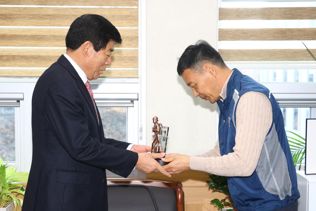 '전국공무원노동조합 소방본부 강원소방지부 안전건설위원회 감사패 전달식' 게시글의 사진(15) '2025-12-12 전국공무원노동조합 소방본부 강원소방지부 안전건설위원회 감사패 전달 (15).jpg'