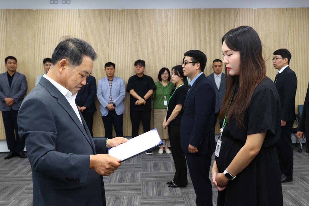 '강원특별자치도의회사무처 공무원 임용장 수여식' 게시글의 사진(27) '2025-07-22 강원특별자치도의회사무처 공무원 임용장 수여식 (27).jpg'