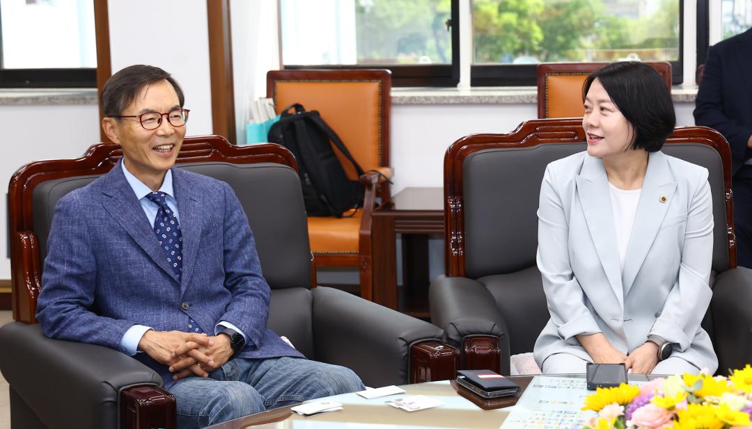 '강원특별자치도 출범 2주년(강원도의회 개원69주년) 기념 초청연사 환담' 게시글의 사진(13) '2025-06-05 강원특별자치도 출범 2주년 기념 초청연사 환담 (14).jpg'