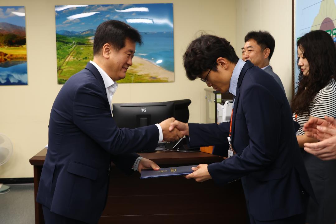 '강원특별자치도의회 인사발령장 전달식' 게시글의 사진(8) '2026-07-01 강원특별자치도의회 인사발령장 전달식 (8).jpg'