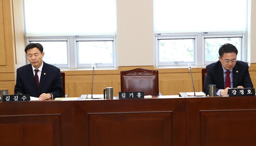 '제336회 제1차 강원특별자치도경제진흥원장 인사청문특별위원회' 게시글의 사진(11) '2025-04-15 제336회 제1차 강원특별자치도경제진흥원장 인사청문특별위원회 (10).jpg'