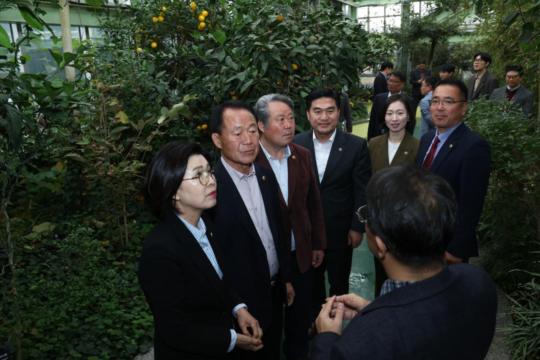 '제333회 농림수산위원회 현지시찰(산림과학연구원)' 게시글의 사진(42) '2024-11-14 제333회 농림수산위원회 현지시찰(산림과학연구원) (43).jpg'