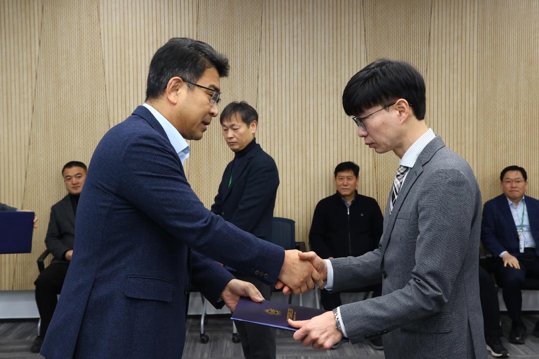 '2026년 강원특별자치도의회 인사발령 임용장 전달식' 게시글의 사진(15) '2026-01-12 2026년 강원특별자치도의회 인사발령 임용장 전달식 (15).jpg'