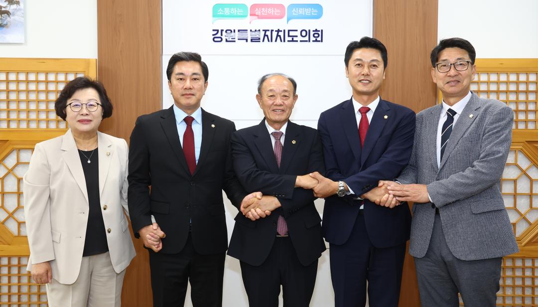 '강원특별자치도의회 방문(제10대 강원시군의장협의회 임원)' 게시글의 사진(1) '2026-09-30 강원특별자치도의회 방문(제10대 강원시군의장협의회 임원) (16).jpg'