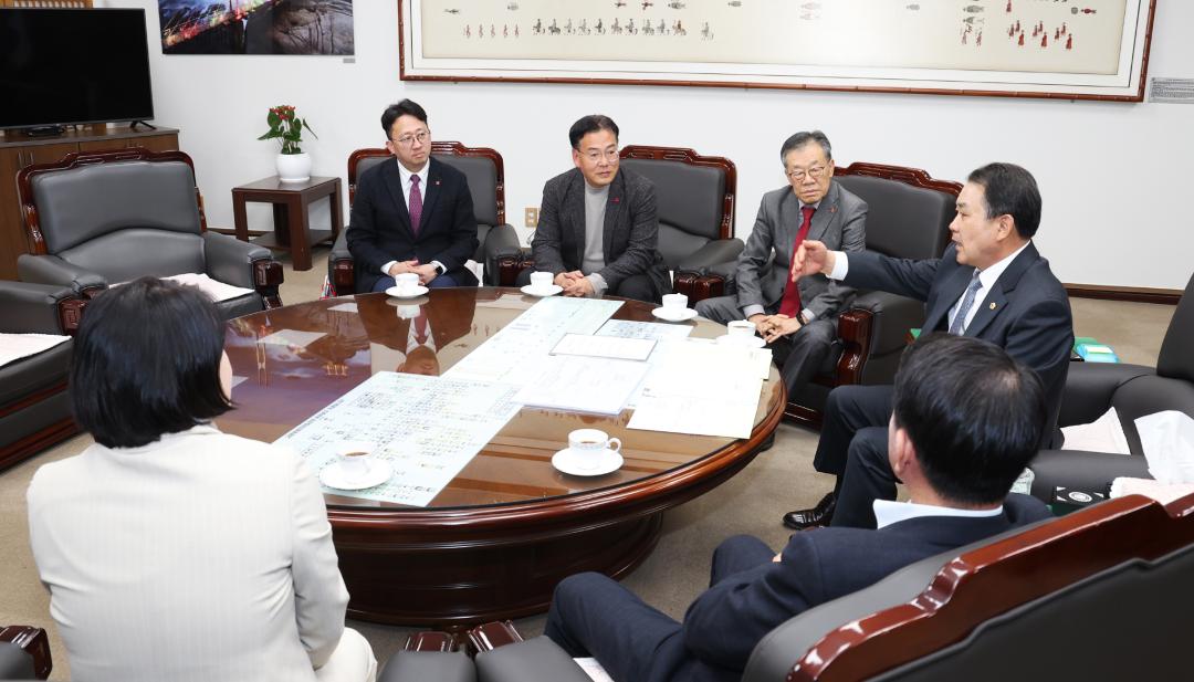 '영남권 산불 피해 지원 성금 기탁식' 게시글의 사진(13) '2025-04-14 영남권 산불 피해 지원 성금 기탁식 (13).jpg'