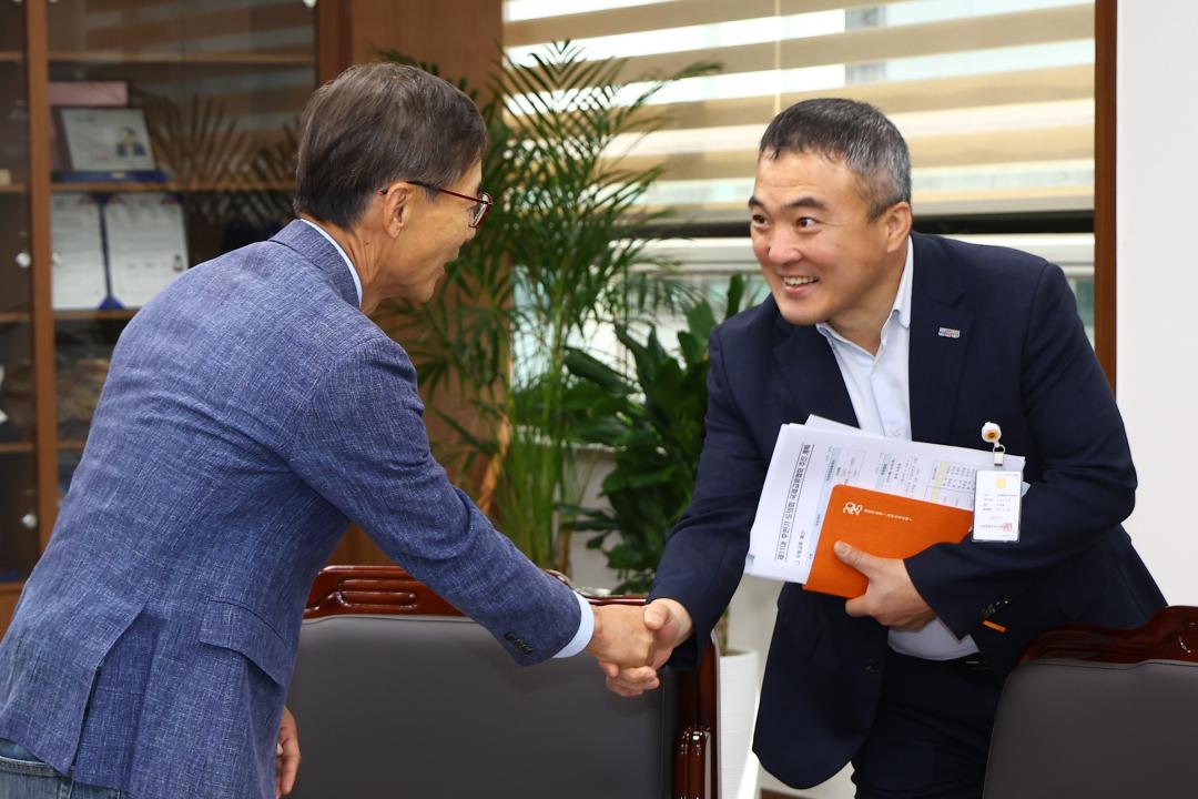 '강원특별자치도 출범 2주년(강원도의회 개원69주년) 기념 초청연사 환담' 게시글의 사진(7) '2025-06-05 강원특별자치도 출범 2주년 기념 초청연사 환담 (8).jpg'