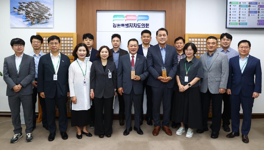 '제11대 후반기 강원특별자치도의회 의장 및 운영위원장 감사패 전달식' 게시글의 사진(10) '2026-06-17 제11대 후반기 강원특별자치도의회 의장 및 운영위원장 감사패 전달식 (10).jpg'