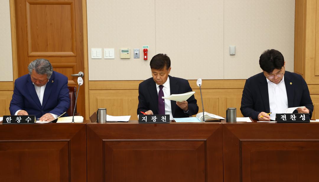 '제337회 제2차 강원문화재단 대표이사 인사청문특별위원회' 게시글의 사진(21) '2025-05-14 제337회 제2차 강원문화재단 대표이사 인사청문특별위원회 (21).jpg'