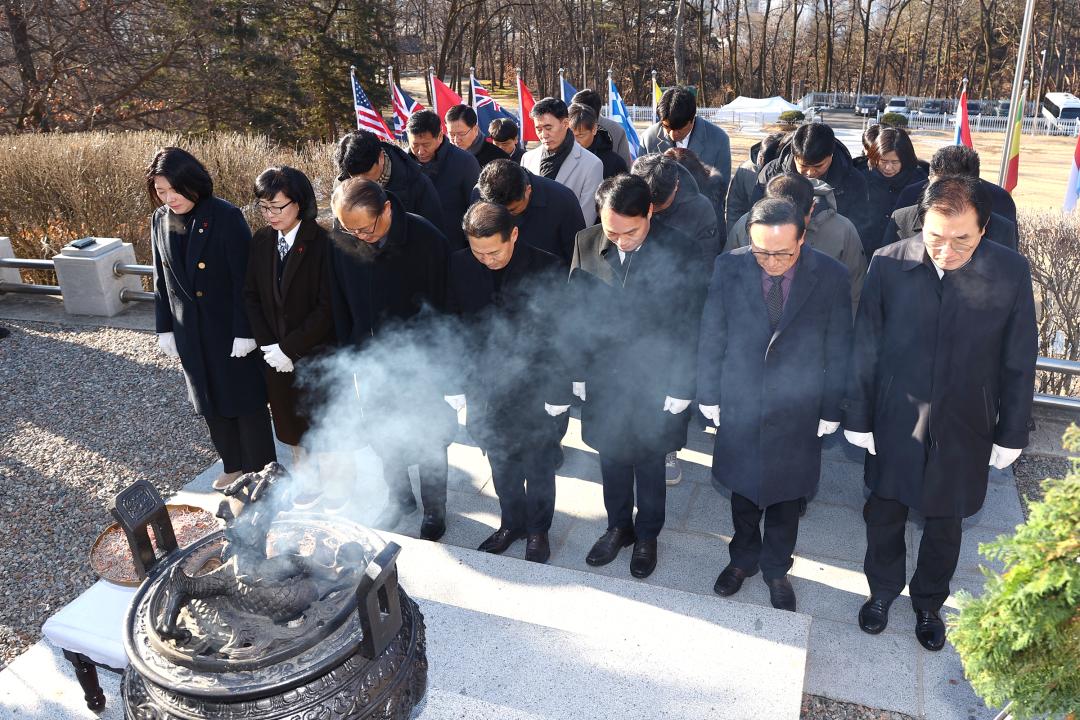 '2026년 강원특별자치도의회 충렬탑 신년참배' 게시글의 사진(9) '2026-01-02  2026년 강원특별자치도의회 충렬탑 신년참배 (9).jpg'
