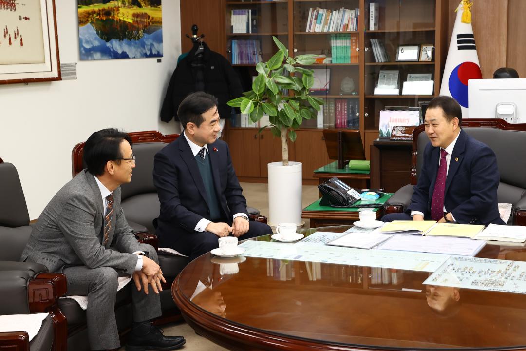 '강원특별자치도의회 방문(춘천KBS 신임총국장)' 게시글의 사진(6) '2026-01-22 강원특별자치도의회 방문(춘천KBS 신임총국장) (6).jpg'