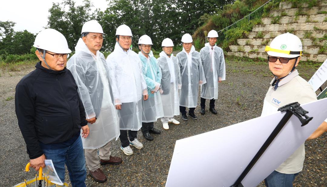 '제339회 경제산업위원회 현지시찰' 게시글의 사진(23) '2025-07-14 제339회 경제산업위원회 현지시찰(태백가덕산 풍력발전) (23).jpg'