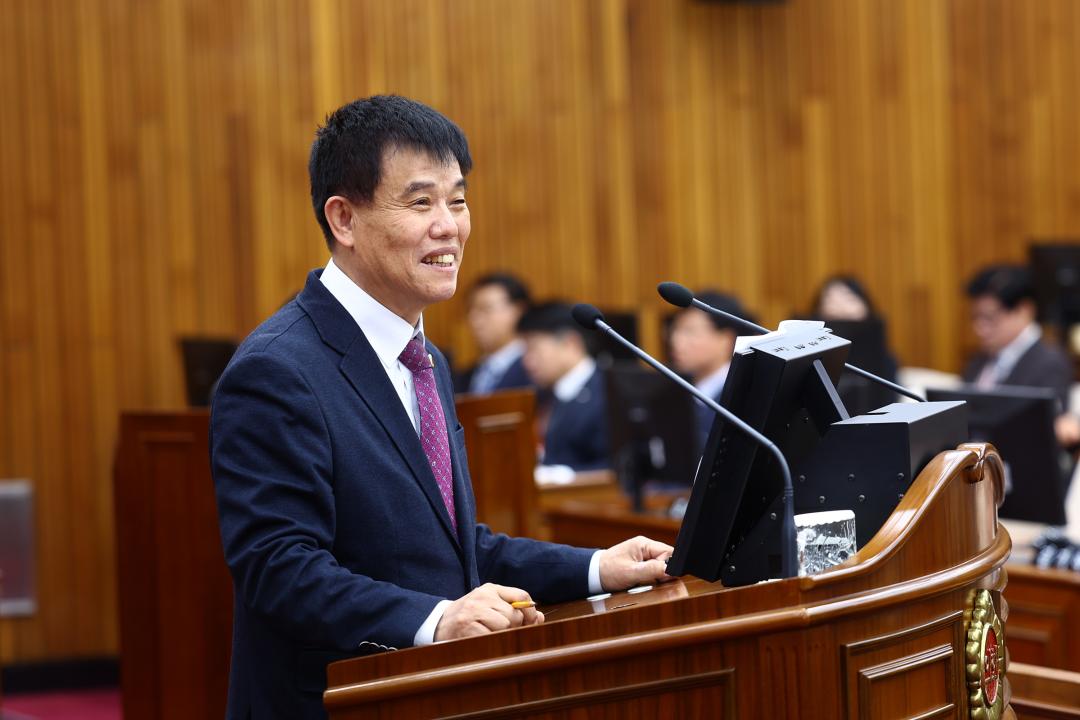 '제344회 제2차 본회의(2026년도 제1회 도정 및 교육행정에 관한 질문)' 게시글의 사진(26) '2026-04-02 제344회 제2차본회의(2026년도 제1회 도정 및 교육행정에 관한 질문) (26) 이영욱 의원.jpg'