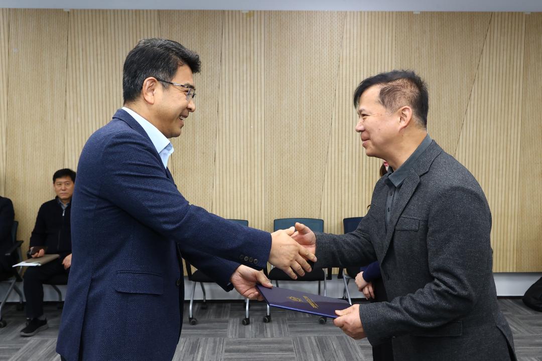 '2026년 강원특별자치도의회 인사발령 임용장 전달식' 게시글의 사진(29) '2026-01-12 2026년 강원특별자치도의회 인사발령 임용장 전달식 (29).jpg'