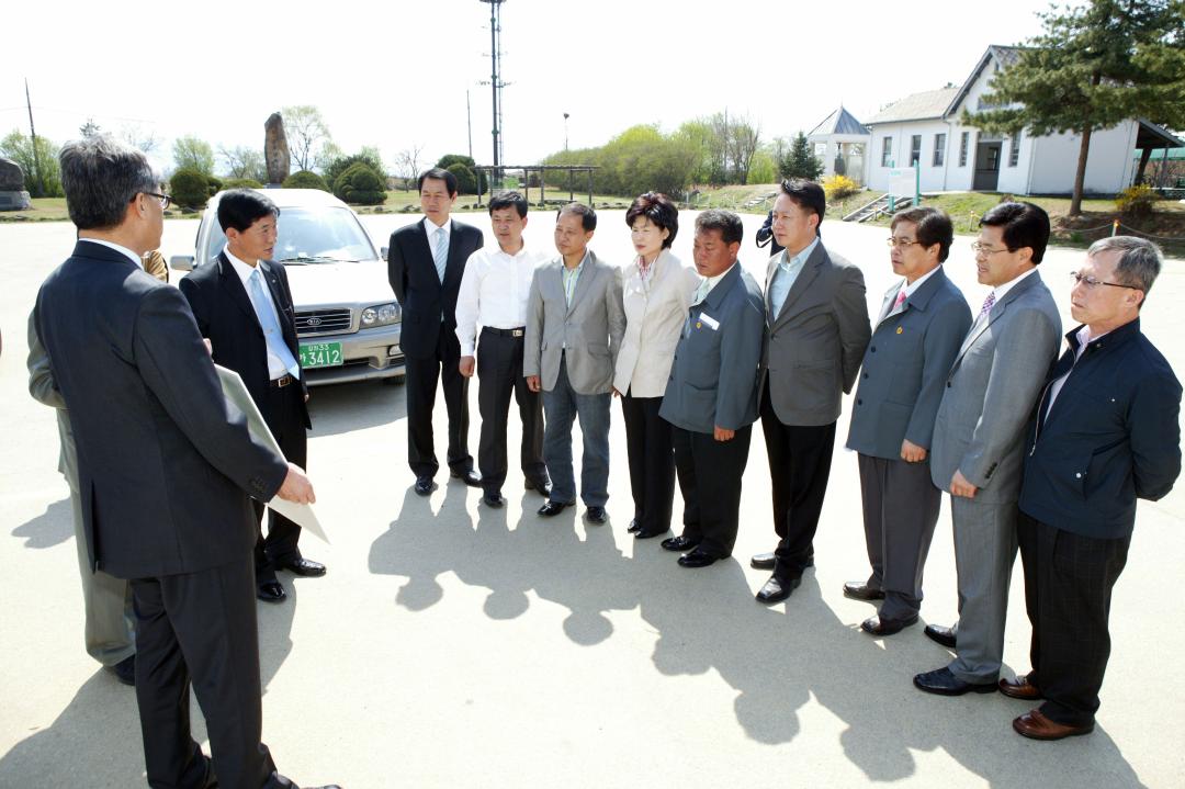 '철원 평화 문화광장 조성공사장 현지시찰' 게시글의 사진(3) '2009-04-14 철원 평화 문화광장 조성공사장 현지시찰 (3).jpg'