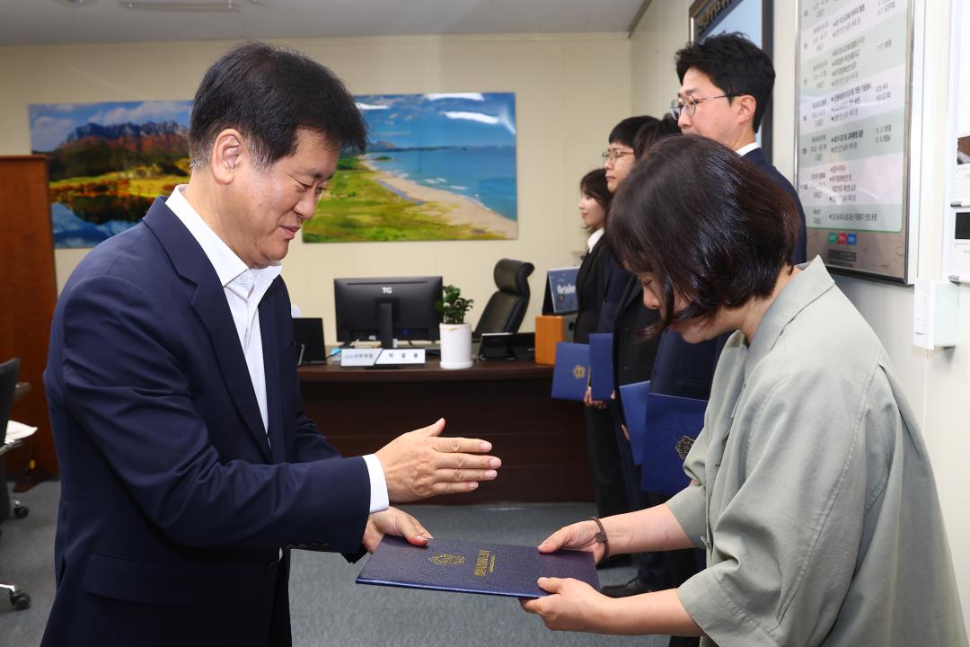 '강원특별자치도의회 신규 공무원 임용장 전달식' 게시글의 사진(12) '2026-10-01 임용장 수여식 (11).jpg'