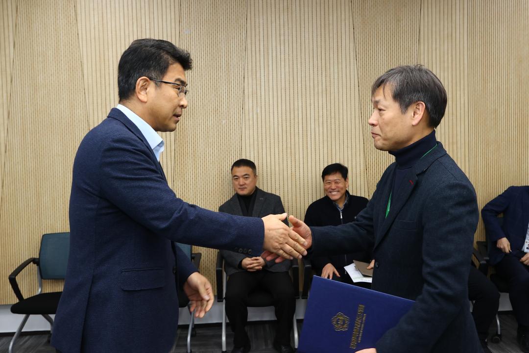 '2026년 강원특별자치도의회 인사발령 임용장 전달식' 게시글의 사진(13) '2026-01-12 2026년 강원특별자치도의회 인사발령 임용장 전달식 (13).jpg'