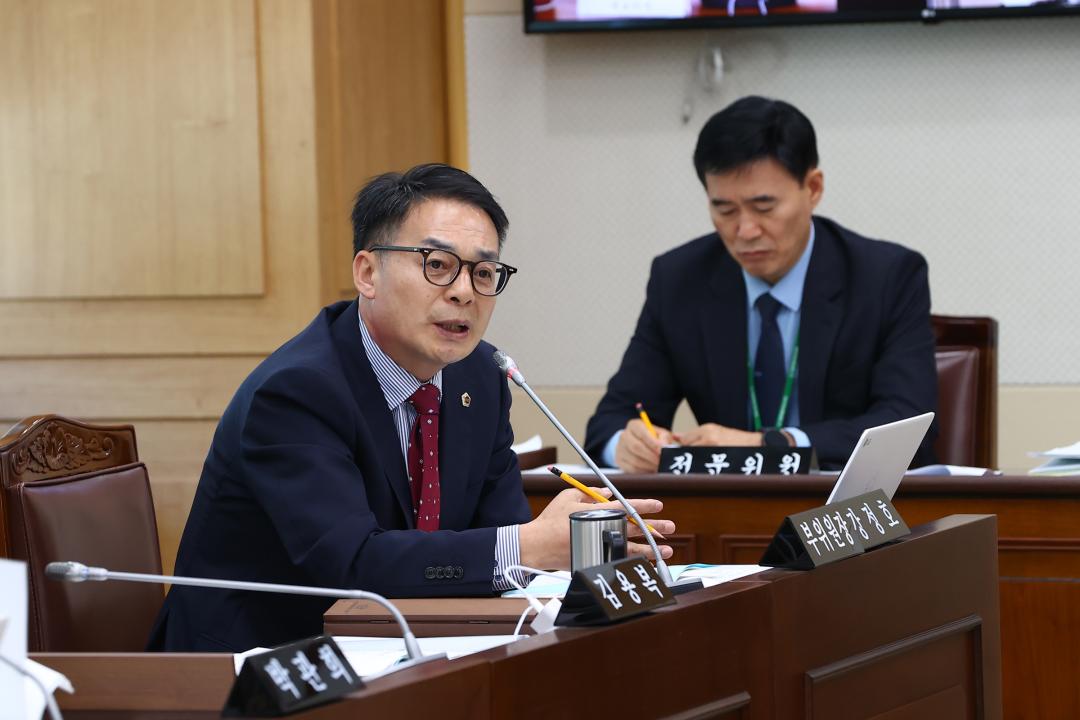 '제342회 제1차 경제산업위원회(2025년도 행정사무감사(중도개발공사))' 게시글의 사진(27) '2025-11-05 제342회 제1차 경제산업위원회(2025년도 행정사무감사(중도개발공사)) (27).jpg'