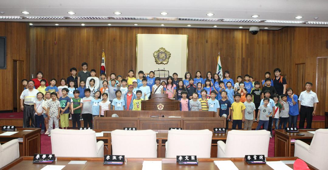 '인제 서화초등학교 어린이 의회 견학' 게시글의 사진(1) '2013-06-24 인제 서화초등학교 어린이 의회 견학 (1).jpg'