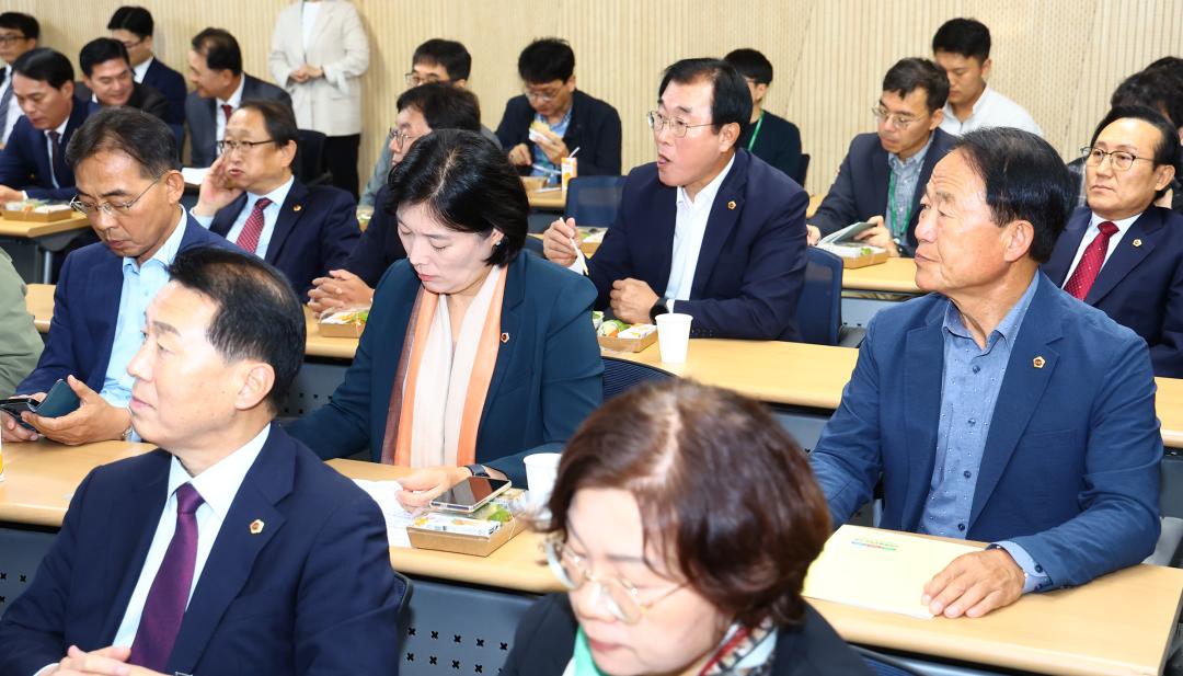 '제22회 강원의정아카데미(소통의 달인 되는법, 맛있는 소통이란)' 게시글의 사진(7) '2025-10-13 제22회 강원의정아카데미 (7).jpg'