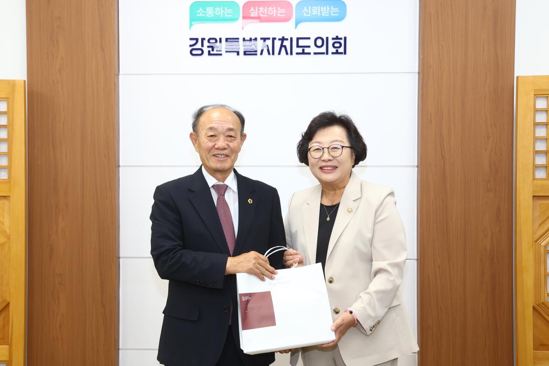 '강원특별자치도의회 방문(제10대 강원시군의장협의회 임원)' 게시글의 사진(11) '2026-09-30 강원특별자치도의회 방문(제10대 강원시군의장협의회 임원) (10).jpg'