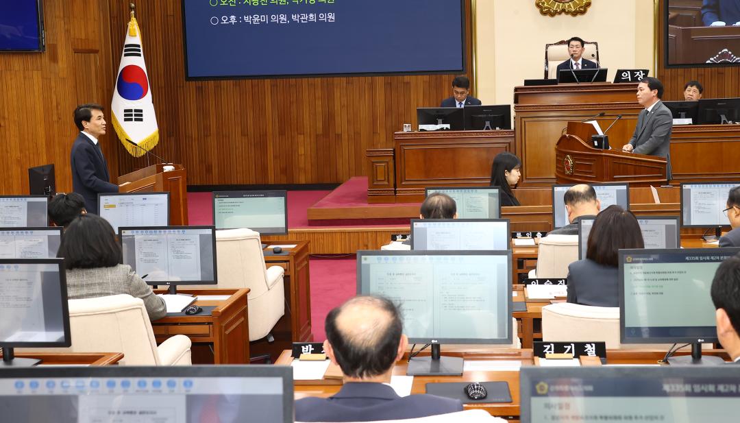 '제335회 제2차 본회의(제1차 도정 및 교육행정에 관한 질문)' 게시글의 사진(71) '2025-03-11 제335회 제2차 본회의(제1차 도정 및 교육행정에 관한 질문) (71) 김진태 도지사-박기영 의원.jpg'