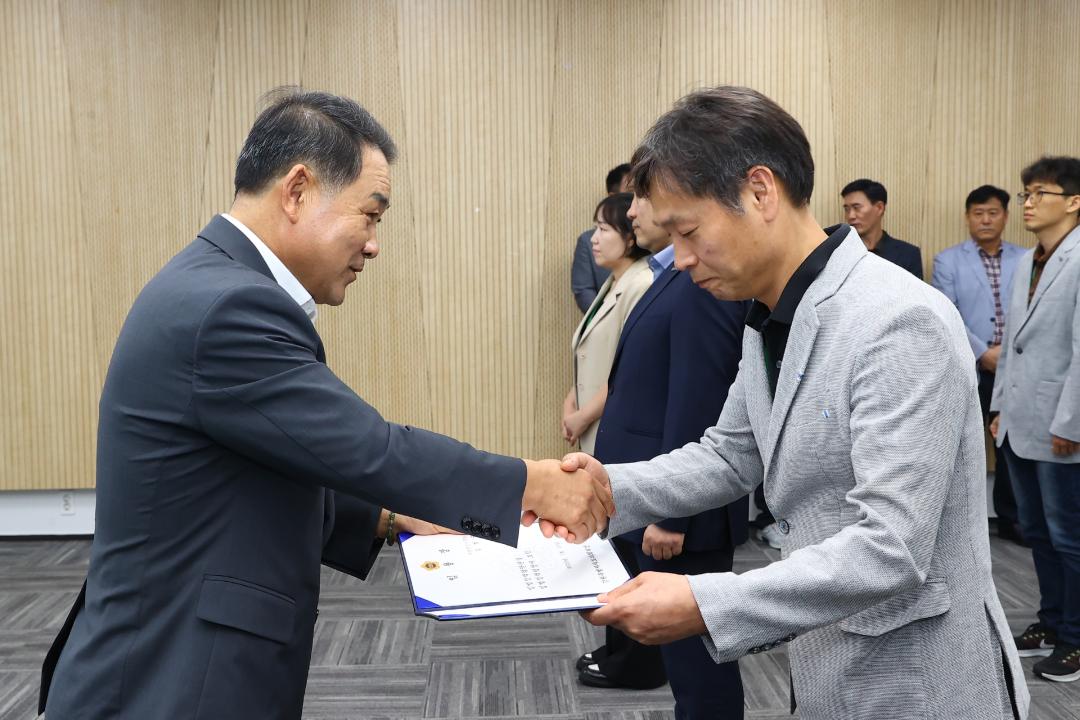 '강원특별자치도의회사무처 공무원 임용장 수여식' 게시글의 사진(7) '2025-07-22 강원특별자치도의회사무처 공무원 임용장 수여식 (7).jpg'