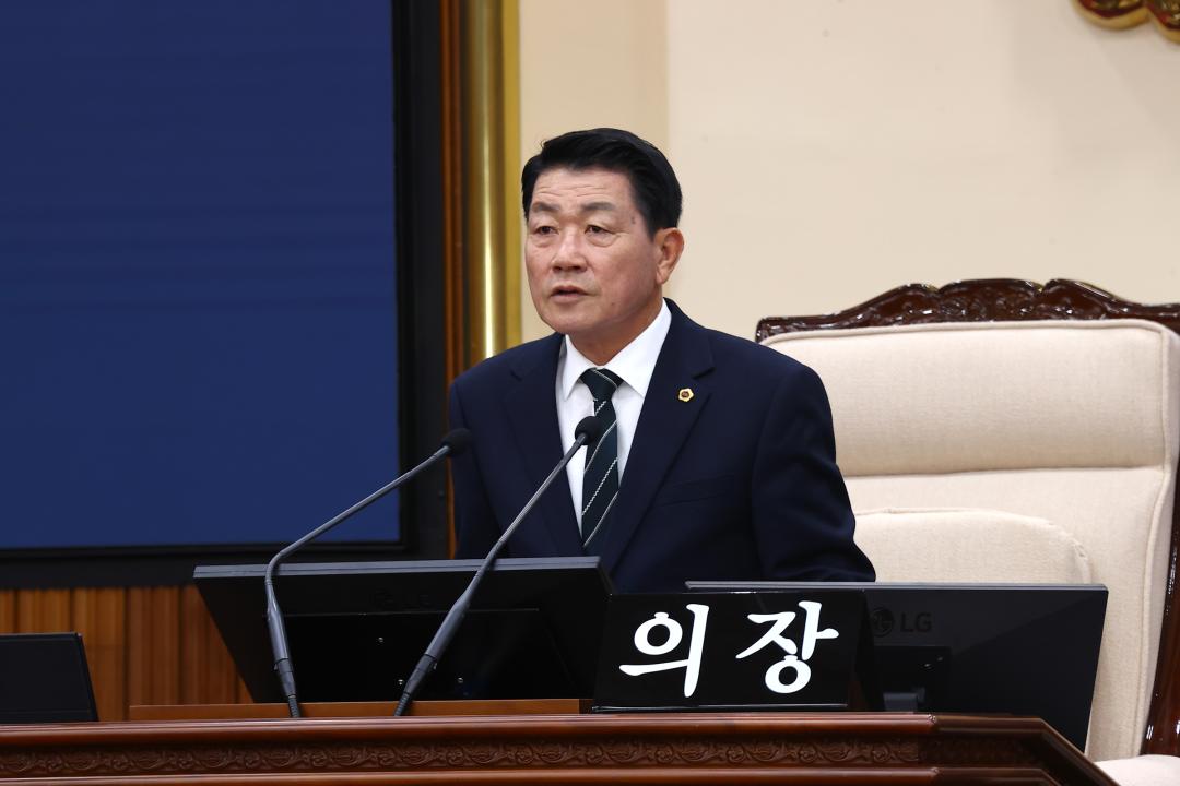 '제344회 제2차 본회의(2026년도 제1회 도정 및 교육행정에 관한 질문)' 게시글의 사진(11) '2026-04-02 제344회 제2차본회의(2026년도 제1회 도정 및 교육행정에 관한 질문) (11) 회의진행 김용복 부의장.jpg'