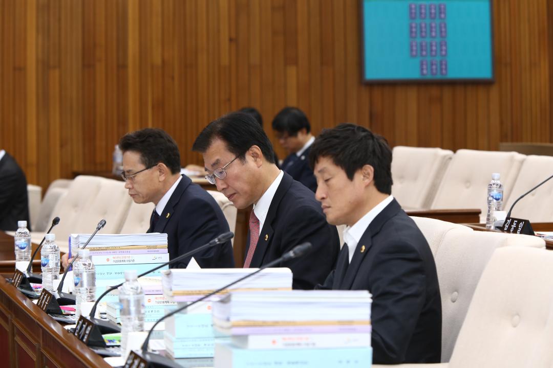 '제251회 제4차 예산결산특별위원회' 게시글의 사진(18) '2015-12-08 제251회 제4차 예산결산특별위원회 (18).JPG'