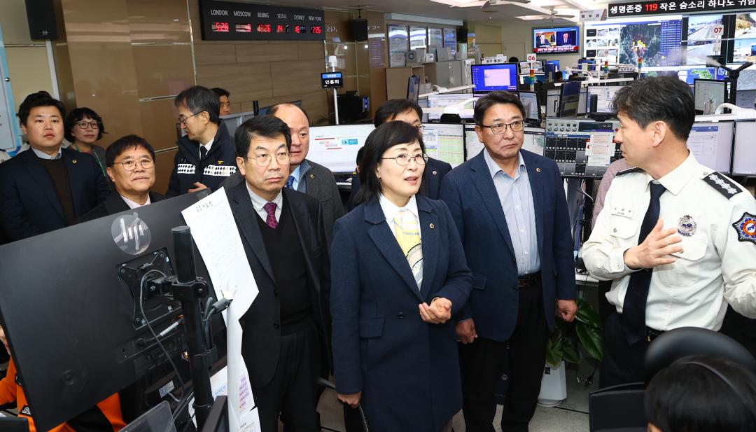 '안전건설위원회 강원특별자치도 119종합상황실방문' 게시글의 사진(4) '2025-02-11 안전건설위원회 강원특별자치도 119종합상황실방문 (2).jpg'