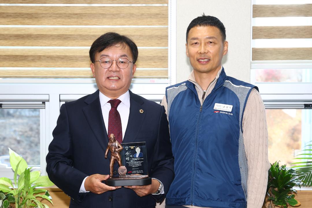 '전국공무원노동조합 소방본부 강원소방지부 안전건설위원회 감사패 전달식' 게시글의 사진(31) '2025-12-12 전국공무원노동조합 소방본부 강원소방지부 안전건설위원회 감사패 전달 (31).jpg'
