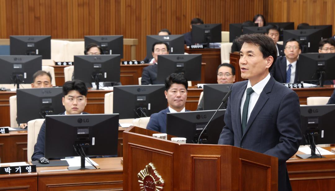'제335회 제2차 본회의(제1차 도정 및 교육행정에 관한 질문)' 게시글의 사진(35) '2025-03-11 제335회 제2차 본회의(제1차 도정 및 교육행정에 관한 질문) (35) 김진태 도지사.jpg'