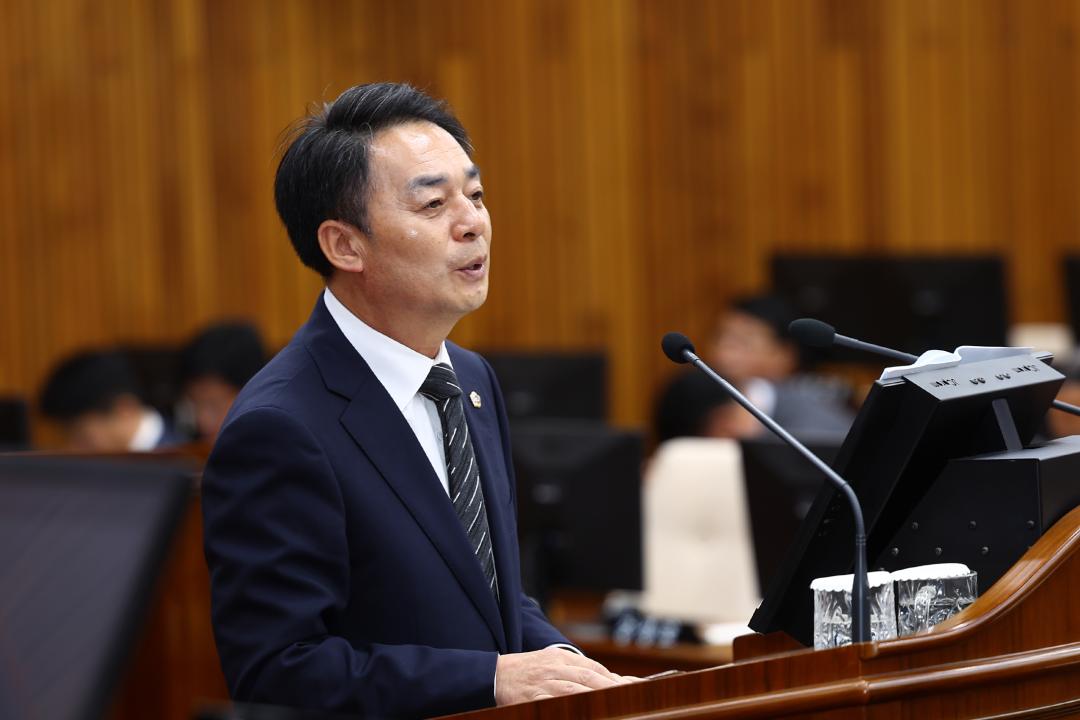 '제341회 제4차 본회의(제3차 도정 및 교육행정에 관한 질문)' 게시글의 사진(16) '2025-10-22 제341회 제4차 본회의(제3차 도정 및 교육행정에 관한 질문) (17) 강정호의원.jpg'