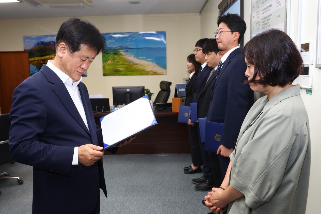 '강원특별자치도의회 신규 공무원 임용장 전달식' 게시글의 사진(11) '2026-10-01 임용장 수여식 (10).jpg'
