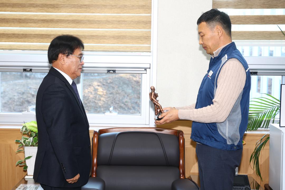 '전국공무원노동조합 소방본부 강원소방지부 안전건설위원회 감사패 전달식' 게시글의 사진(11) '2025-12-12 전국공무원노동조합 소방본부 강원소방지부 안전건설위원회 감사패 전달 (11).jpg'