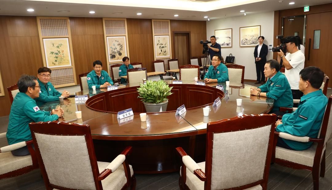 '강원특별자치도의회 강릉시 가뭄위기 극복 생수 전달식' 게시글의 사진(9) '2025-08-28 강원특별자치도의회 강릉시 가뭄위기 극복 생수 전달식 (9).jpg'