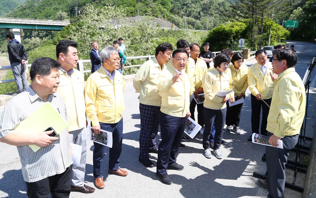 '제281회 농림수산위원회 현지시찰(인제 산불현장 및 산림생태관광지)' 게시글의 사진(9) '2019-05-21 제281회 농림수산위원회 현지시찰(인제 산불현장 및 산림생태관광지) (9).jpg'
