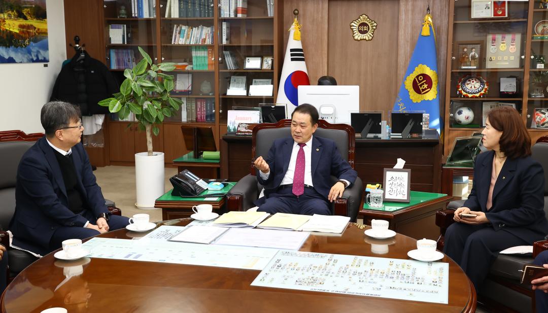 '강원특별자치도의회 방문(NH농협 강원본부장)' 게시글의 사진(2) '2026-01-22 강원특별자치도의회 방문(NH농협 강원본부장) (2).jpg'