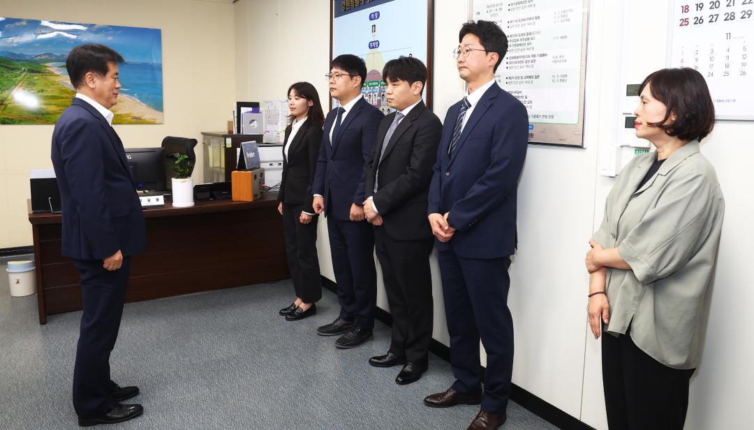 '강원특별자치도의회 신규 공무원 임용장 전달식' 게시글의 사진(2) '2026-10-01 임용장 수여식 (1).jpg'