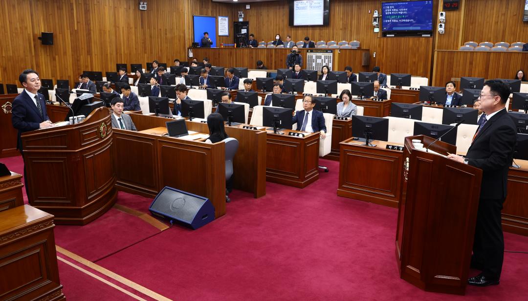 '제341회 제4차 본회의(제3차 도정 및 교육행정에 관한 질문)' 게시글의 사진(22) '2025-10-22 제341회 제4차 본회의(제3차 도정 및 교육행정에 관한 질문) (23) 강정호의원-경제국장.jpg'