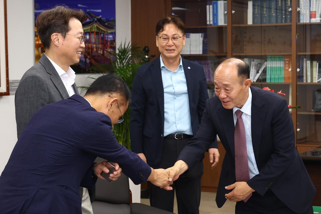 '강원특별자치도의회 방문(춘천폴리텍대학 학장)' 게시글의 사진(4) '2026-08-25 강원특별자치도의회 방문(지경배 춘천폴리텍대학 학장) (3).jpg'