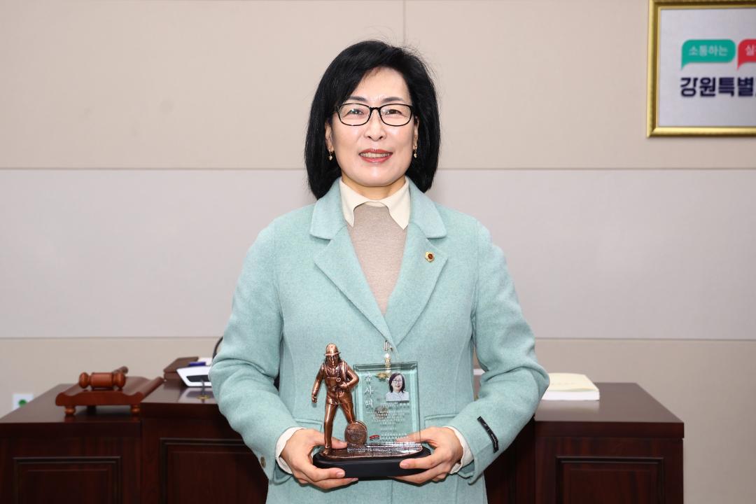'전국공무원노동조합 소방본부 강원소방지부 안전건설위원회 감사패 전달식' 게시글의 사진(40) '2025-12-12 전국공무원노동조합 소방본부 강원소방지부 안전건설위원회 감사패 전달 (40).jpg'