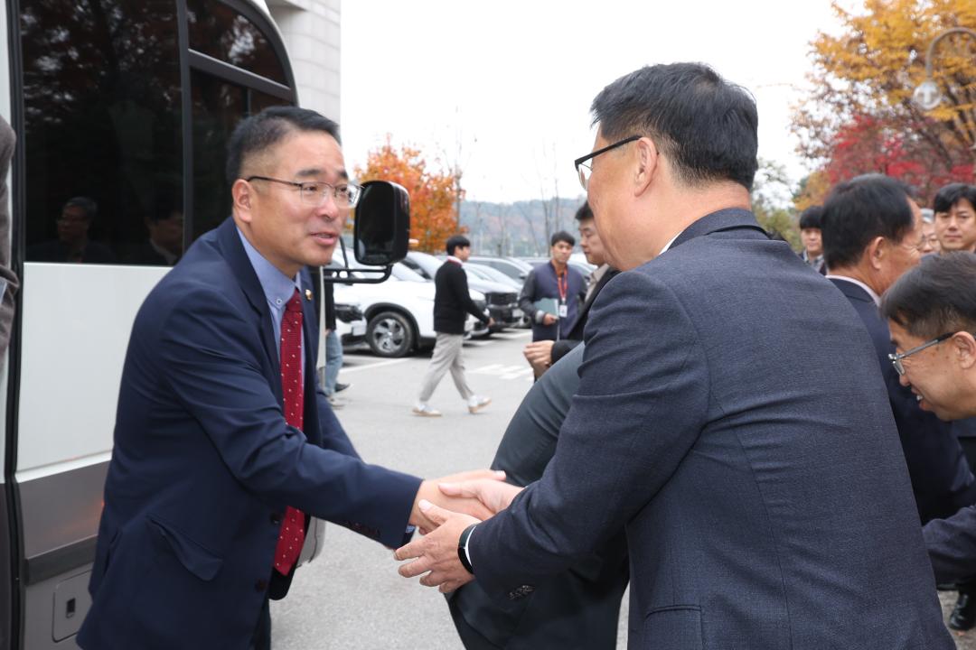 '제333회 농림수산위원회 현지시찰(산림과학연구원)' 게시글의 사진(4) '2024-11-14 제333회 농림수산위원회 현지시찰(산림과학연구원) (4).jpg'