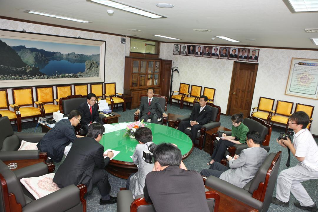 '제8대 전반기 의장단 기자회견 ' 게시글의 사진(17) '2010-07-05 제8대 전반기 의장단 기자회견  (17).jpg'